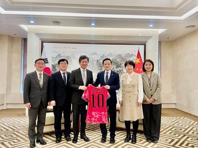 왼쪽부터 정경구 HDC현대산업개발 대표, 김회언 HDC 대표, 정몽규 HDC그룹 회장, 다이빙(戴兵) 주한 중국대사가 기념촬영을 하고 있다. ⓒ HDC현대산업개발