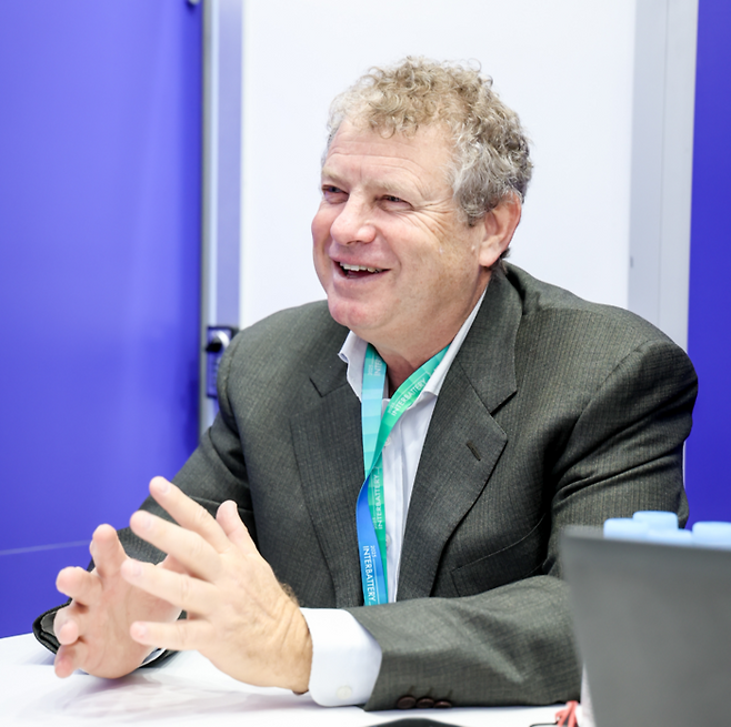 도론 마이어스도르프 스토어닷 최고경영자(CEO)가 전자신문과 인터뷰하고 있다. (스토어닷 제공)