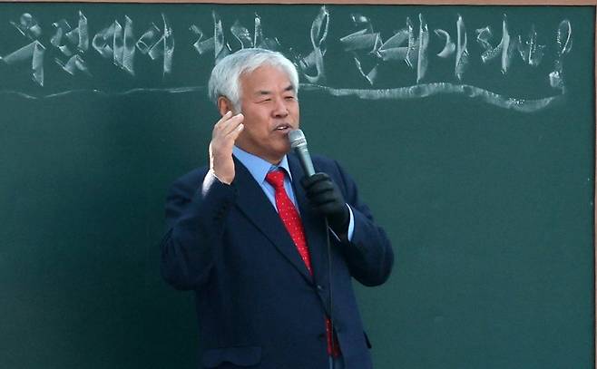 전광훈 목사가 9일 서울 용산구 윤석열 대통령 관저 앞에서 사랑제일교회 주최로 열린 주일 예배에서 발언을 하고 있다. ⓒ News1 박세연 기자 /사진=뉴스1