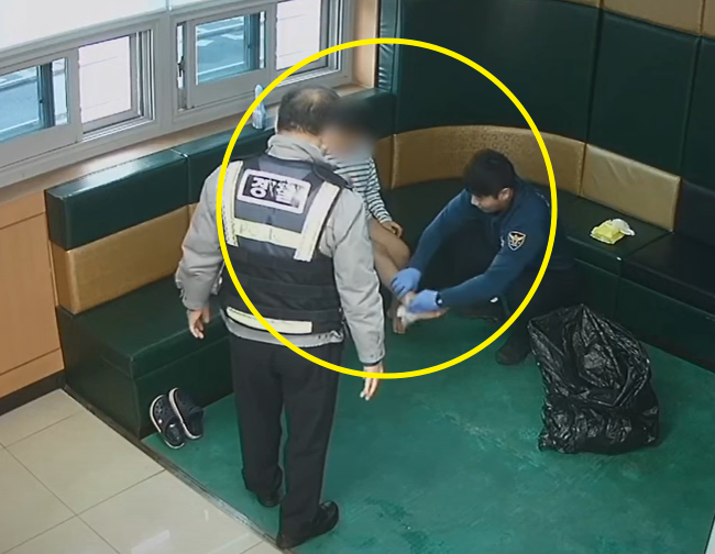 경찰관이 영하 5도의 추운 날씨에 속옷 차림으로 길거리를 헤맨 아이의 발을 꼼꼼하게 닦아주고 있다./사진=유튜브 '대한민국 경찰청' 캡처