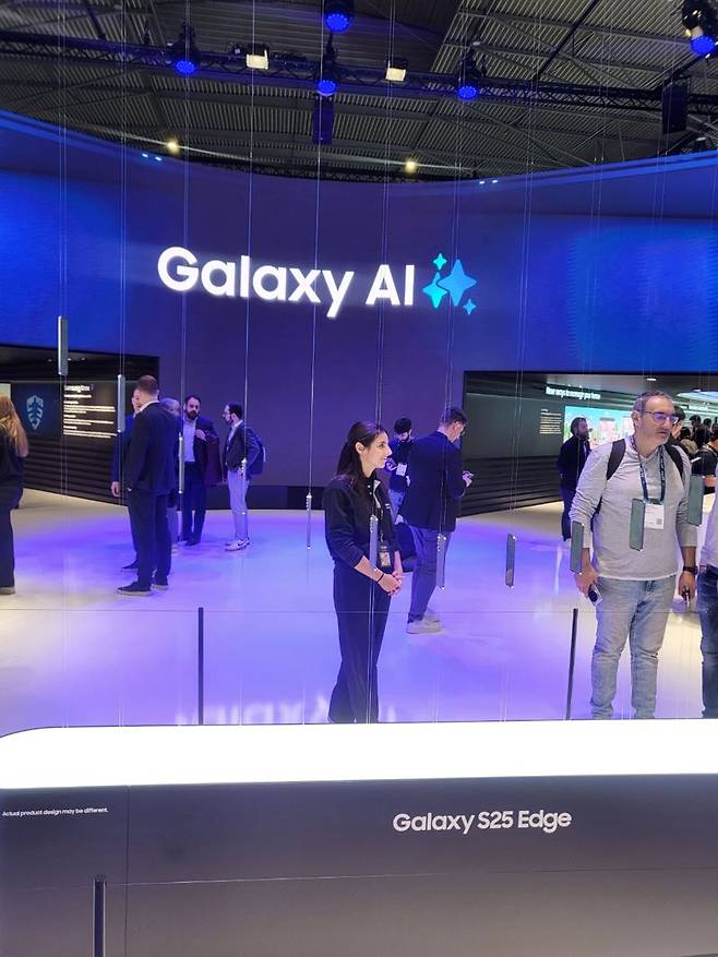 지난 3~6일(현지시간) 스페인 바르셀로나에서 열린 MWC 2025 삼성전자 부스에 '갤럭시S25 엣지'가 전시돼 있다. 사진=장민권 기자