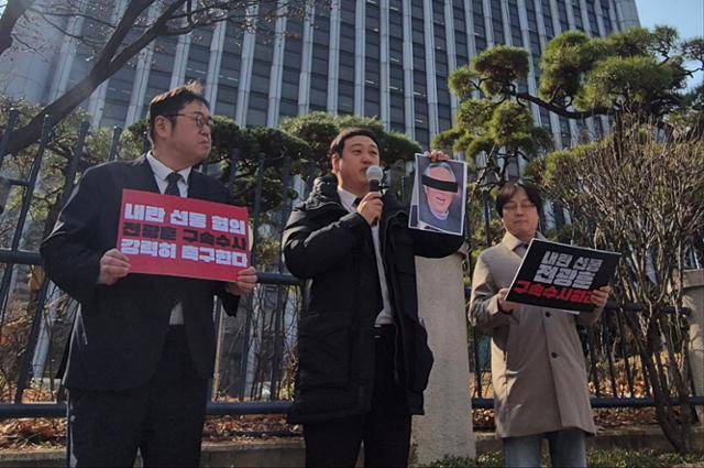 사단법인 평화나무 기독교회복센터 김디모데(가운데) 소장이 10일 서울 서대문구 경찰청 인근에서 '전광훈 사랑제일교회 목사 구속 촉구 기자회견'을 열고, 서부지법 폭력사태로 체포된 사랑제일교회 특임전도사의 사진을 들어 보이고 있다. 김나연 기자
