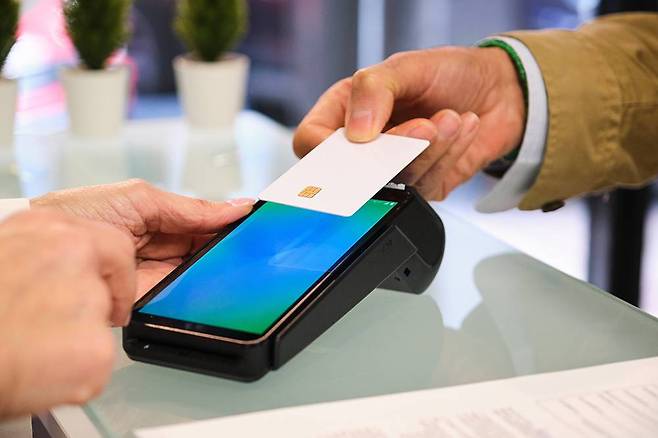 카드를 가져다대면 IC칩이 동작하며 내부의 메모리 및 결제 정보를 전달하는 방식이다 / 출처=셔터스톡