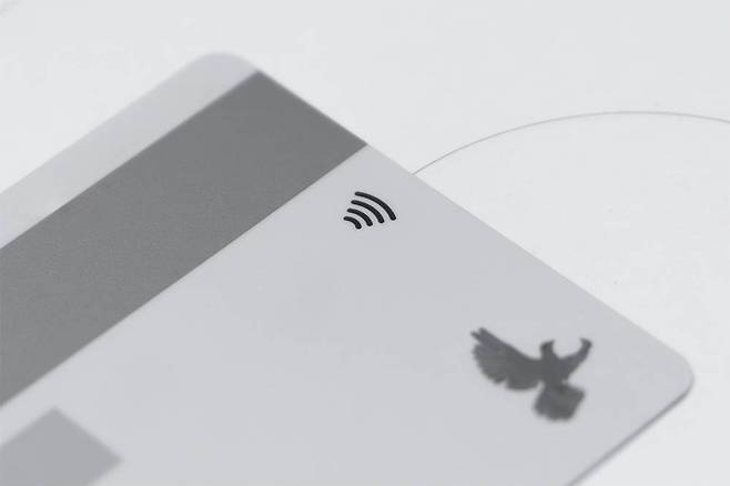 해당 로고가 있으면 컨택리스 결제가 지원되는 카드다 / 출처=IT동아