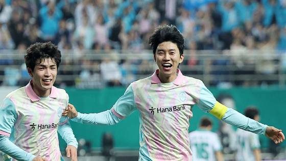 임영웅은 축구에 진심이다. 아마추어 축구리그인 ‘KA리그’를 만들었고, 팀 ‘리턴즈 FC’를 창단한 구단주다. 사진 뉴스1
