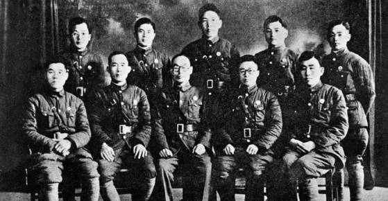 한국광복군 총사령 대리였던 황학수 선생은 일본군 점령지대에서 모병활동을 전개했다. 사진은 1940년 중국 산시성 시안시에서 촬영한 한국광복군 총사령부 판사처 단체 사진. 첫 번째줄 가운데 안경 쓴 사람이 황 선생이다. [사진 독립기념관]