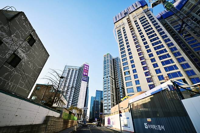 공실 상태로 입주자를 모집하고 있는 경기 고양 덕은지구 내 지식산업센터와 주변 일대 모습. 사진=이승재 기자