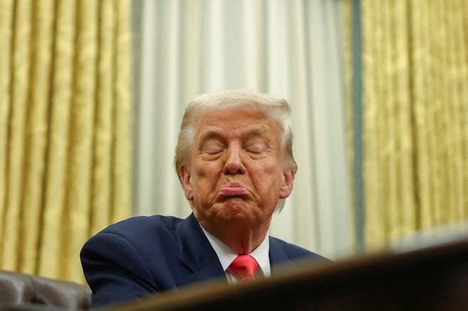 U.S. President Donald Trump reacts in the Oval Office in Washington on March 6. [REUTERS/YONHAP]