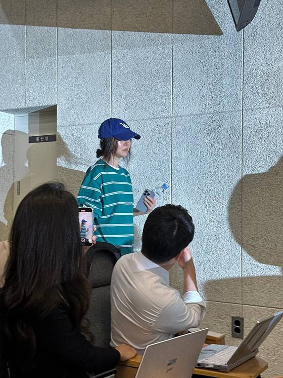 Min Hee-jin, head of ADOR, enters the conference room Thursday at 3 p.m. [CHO YONG-JUN]