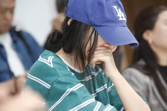Min Hee-jin, CEO of ADOR, tears up while speaking during a press conference Thursday in southern Seoul. The conference was held seven hours after HYBE said it would report her to the police for breach of trust. [NEWS1]