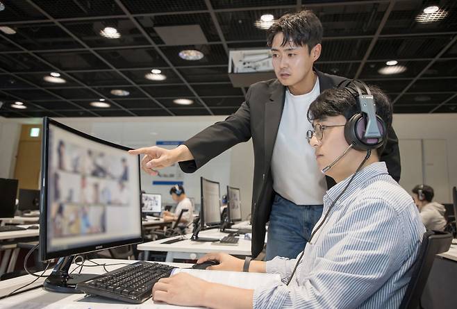 삼성전자 감독관이 지난해 10월 경기 용인시의 삼성전자 인재개발원에서 삼성직무적성검사(GSAT) 응시자를 대상으로 예비 소집을 진행하고 있다. 삼성전자 제공
