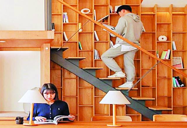 서울 강남구에 위치한 코리빙(Co-Living)하우스 '홈즈스튜디오 선정릉'의 거주자들이 공용공간에서 각자 작업을 하거나 책을 읽고 있다. 코리빙하우스는 셰어하우스처럼 공용 공간을 통해 네트워킹 기회를 제공하면서도, 전용 공간은 층별로 분리해 개인 프라이버시를 보장한다. 홈즈컴퍼니 제공