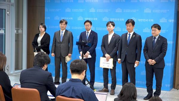 ▲야 5당 의원들이 10일 국회 소통관 백브리핑에서 윤석열 대통령 구속취소에 즉시항고하지 못하도록 막은 심우정 검찰총장을 고발하기로 한 데 대한 질의응답을 하고 있다. 사진=미디어오늘 영상 갈무리