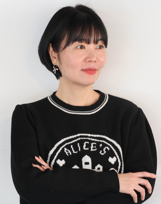 엄마의 조력사망 기록을 담은 에세이집 ‘오늘이 내일이면 좋겠다’를 출간한 남유하 작가. <이충우 기자>