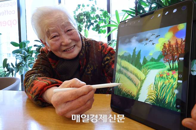 국내 초고령 그림 작가인 만 91세 여유재순 작가가 서울 상암동의 한 카페에서 매일경제신문과 인터뷰하고 있다. 이승환 기자