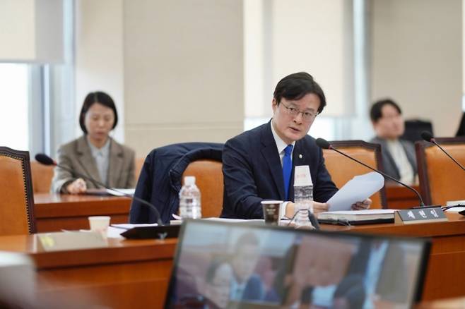 채현일 더불어민주당 의원이 지난 6일 국회 행정안전위원회에서 열린 김대웅 중앙선거관리위원회 위원 후보자에 대한 인사청문회에서 중앙선거관리위원회의 채용 특혜 비리와 관련 질의를 하고 있다. / 사진제공=채현실 의원실