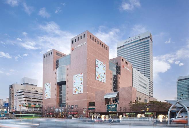 신세계센트럴시티가 오는 20일 열리는 정기 주주총회에서 사명을 현재 '신세계센트럴시티'에서 '신세계센트럴'로 변경하는 안건을 상정했다. 사진은 신세계센트럴시티가 운영하고 있는 신세계백화점 강남점 및 고속터미널 일대. /사진=(주)신세계