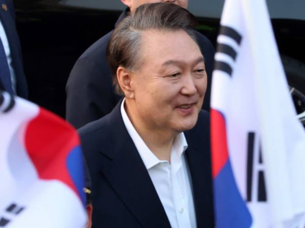 법원이 윤석열 대통령의 구속 취소 청구를 인용하자 이른바 '옥바라지 카페'에 "구속 취소 소송이 가능해질 것"이라는 주장이 쏟아지고 있다. 사진은 석방된 윤석열 대통령이 지난 8일 오후 서울 용산구 한남동 관저 입구에서 지지자들에게 인사하고 있는 모습. /사진=뉴시스