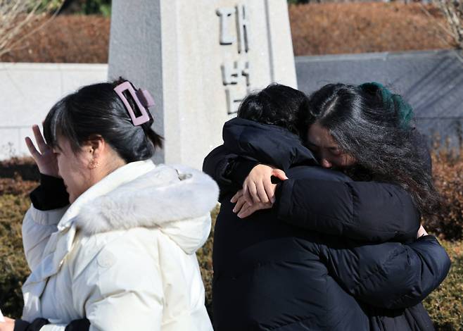 오는 5월 31일 시행 종료되는 전세사기특별법의 시효 연장과 사각지대 해소를 위한 대안 마련이 필요하다는 지적이 나온다. 사진은 지난 1월23일 서울 서초구 서초대로 대법원 앞에서 인천미추홀구 전세사기 일당의 대법원 선고 결과에 대한 입장 발표 기자회견을 마친 전세사기 피해자 등이 서로를 위로하는 모습. /사진=뉴스1