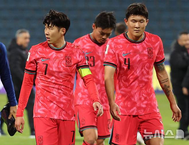 [암만(요르단)=뉴시스] 이영환 기자 = 지난해 11월19일 오후(현지시각) 요르단 암만 국제 경기장에서 열린 2026 국제축구연맹(FIFA) 북중미 월드컵 아시아 3차 예선 B조 6차전 한국과 팔레스타인의 경기에서 1-1 무승부를 기록한 한국 손흥민과 김민재가 아쉬워 하고 있다. 2024.11.20. 20hwan@newsis.com