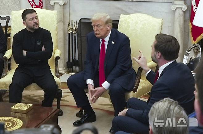 [워싱턴=AP/뉴시스] 볼로디미르 젤렌스키 대통령(왼쪽)이 지난달 28일(현지 시간) 미국 워싱턴 백악관 집무실에서 도널드 트럼프 미 대통령 및 JD 밴스 미 부통령과 회담하면서 설전을 벌이고 있다. 2025.03.10.