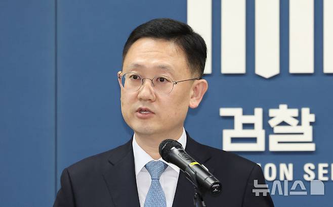 [서울=뉴시스] 김금보 기자 =박세현 검찰 비상계엄 특별수사본부장(서울고검장)이 윤석열 대통령의 구속 취소 관련 대검찰청의 석방지휘 결정에 대해 "보통항고도 검토했다"고 밝혔다. 박 본부장이 지난해 12월8일 오후 서울 서초구 서울고등검찰청 기자실에서 수사 관련 브리핑을 하고 있다. 2024.12.08. kgb@newsis.com