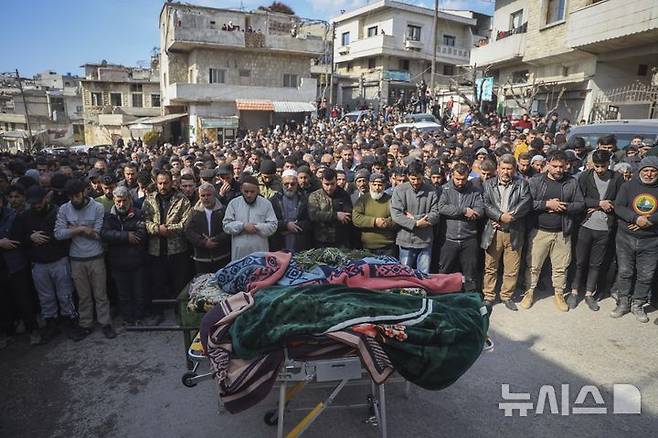 [AP/뉴시스] 이곳 출신으로 살해된 신정부 군인에 대한 기도. 이들립주는 신정부 탄생의 아사드 반정부군 집결지이며 라카티아는   아사드 고향으로 옛정권 수혜지였다.
