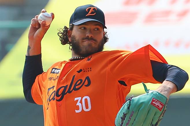 역투하는 한화 선발 폰세. 연합뉴스