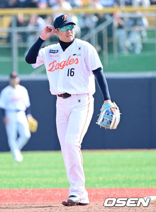 [OSEN=청주, 최규한 기자] 8일 오후 충북 청주야구장에서 ‘2025 신한 SOL BANK KBO리그’ 시범경기 한화 이글스와 두산 베어스의 경기가 열렸다. 8회초 유격수 수비로 나서는 한화 하주석이 수비를 준비하고 있다. 2025.03.09 / dreamer@osen.co.kr