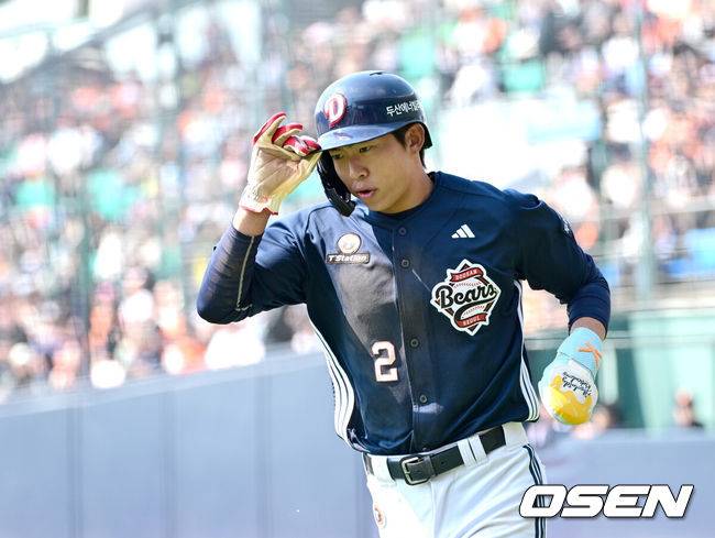 [OSEN=청주, 최규한 기자] 1회초 2사 1, 3루 상황 두산 강승호 타석 때 상대 포일을 틈타 3루 주자 김민석이 홈을 밟은 뒤 더그아웃으로 향하고 있다. 2025.03.09 / dreamer@osen.co.kr