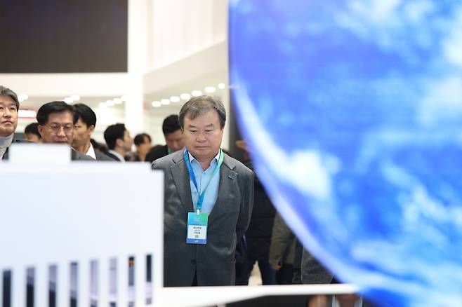 이동채 에코프로 창업주가 지난 6일 인터배터리2025에서 에코프로 부스를 방문해 전시관을 둘러보고 있다. &nbsp;에코프로 제공