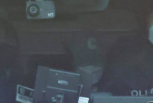 대전 초등생 살해 교사 명모씨를 태운 경찰 승합차가 지난 7일 대전서부경찰서를 나서고 있다. 명씨는 마스크로 얼굴을 가렸다. 연합뉴스