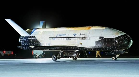 지난 7일 캘리포니아주 반덴버그 우주군 기지에 착륙한 X-37B 모습. 미국 우주군(USSF) 제공