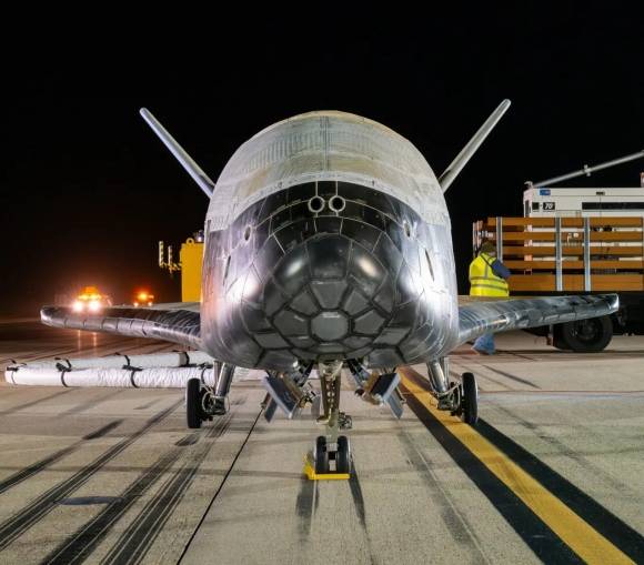 지난 7일 캘리포니아주 반덴버그 우주군 기지에 착륙한 X-37B. 미국 우주군(USSF) 제공