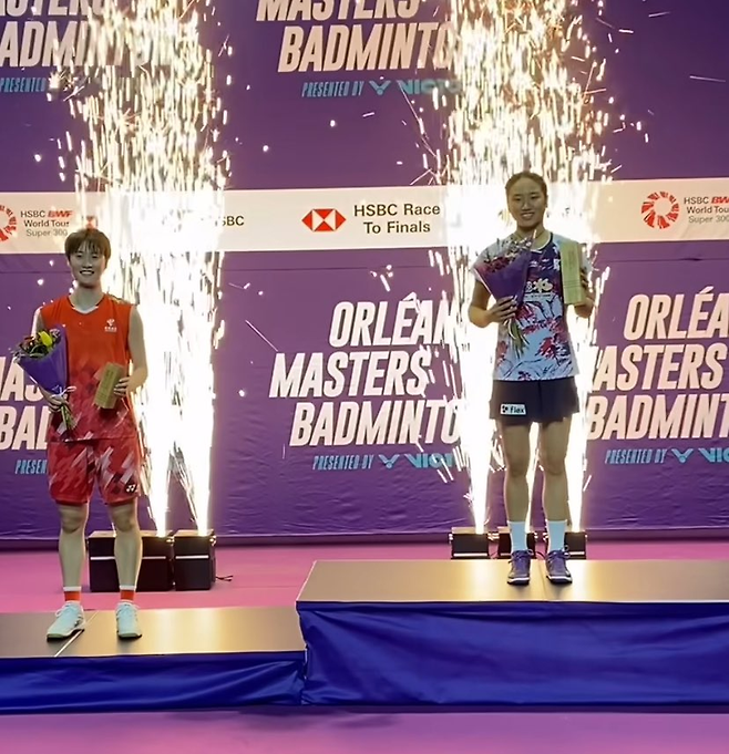 안세영이 오를레앙 마스터스 결승에서 천위페이를 꺾고 우승한 뒤 시상대 가장 높은 곳에 서 있다.  배드민턴토크 SNS