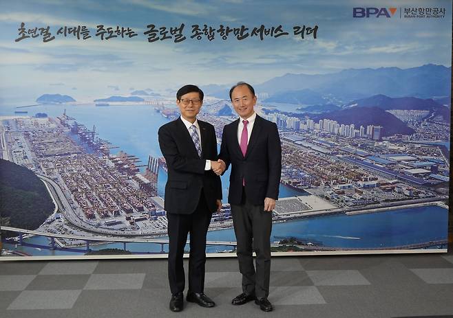 히로키 츠지 ONE 부사장(오른쪽), 부산항만공사 방문 [BPA 제공]
