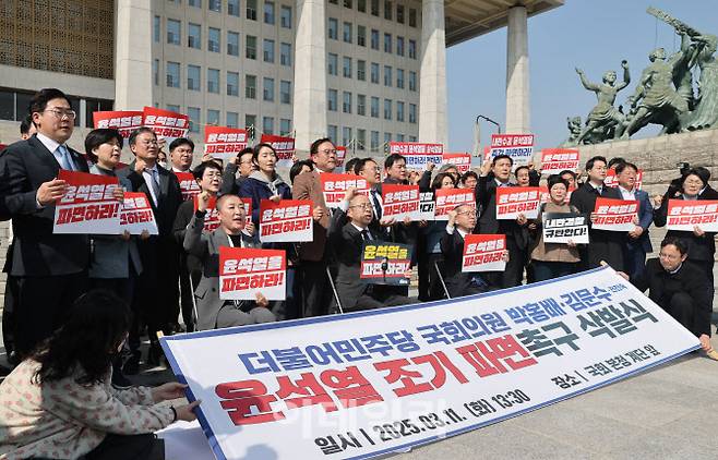 [이데일리 노진환 기자] 박찬대 더불어민주당 원내대표와 의원들이 11일 오후 서울 여의도 국회 본청 앞 계단에서 열린 ‘윤석열 조기 파면촉구 삭발식’에서 구호를 외치고 있다.