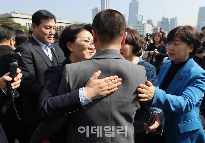 [이데일리 노진환 기자] 11일 오후 서울 여의도 국회 본청 앞 계단에서 더불어민주당 박홍배, 김문수, 전진숙 의원이 윤석열 조기 파면을 촉구하며 삭발을 했다. 동료 의원들이 삭발한 전진숙 의원(뒷모습)을 격려하고 있다.