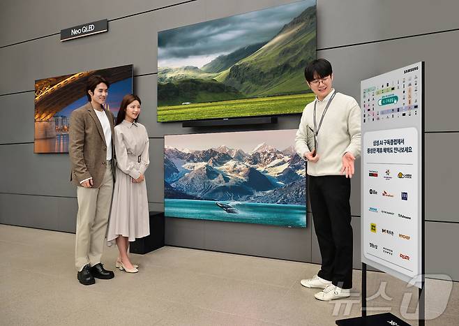 방문 고객이 삼성스토어 서초에서 삼성 'AI 구독클럽'의 혜택을 듣고 있다.(삼성전자 제공)