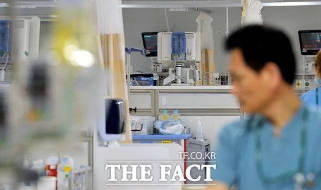 4세대 실손보험 가입시 연간 비급여 보험금 수령액이 100만원을 초과하면 보험료가 할증될 수 있어 소비자들의 주의가 요구된다. /더팩트 DB