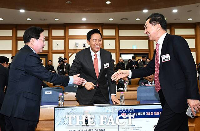 인사하는 유용원 국민의힘 의원과 오세훈 서울시장, 김기현 국민의힘 의원(왼쪽부터).
