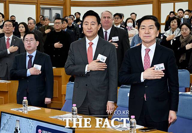 국기에 대한 경례하는 유용원 국민의힘 의원과 오세훈 서울시장, 김기현 국민의힘 의원(왼쪽부터).