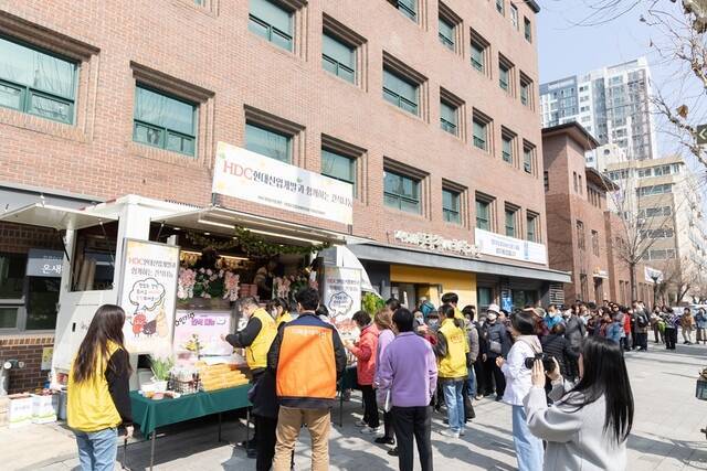 HDC현대산업개발은 DMC가재울아이파크 현장과 개발본부 임직원, 서대문종합사회복지관 봉사자 등 10여 명이 11일 서울시 서대문구에 있는 서대문종합사회복지관에서 복지관을 방문하는 어르신들과 주변 이웃들을 위해 먹거리를 나눠주는 푸드트럭 식사 지원 봉사활동을 진행했다고 밝혔다. /HDC현대산업개발