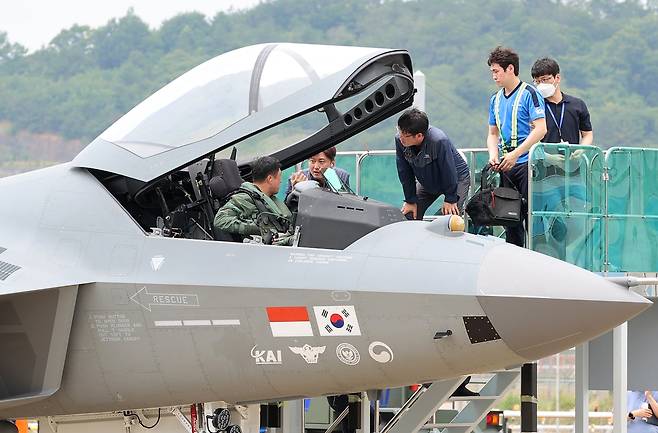 2022년 7월 경남 사천시 한국항공우주산업 (KAI)에서 차세대 한국형 전투기 KF-21 1호기의 활주로 램프 구간 지상활주(Ramp Taxi)를 마친 시험비행조종사가 관계자들과 대화하고 있다. /공동취재단