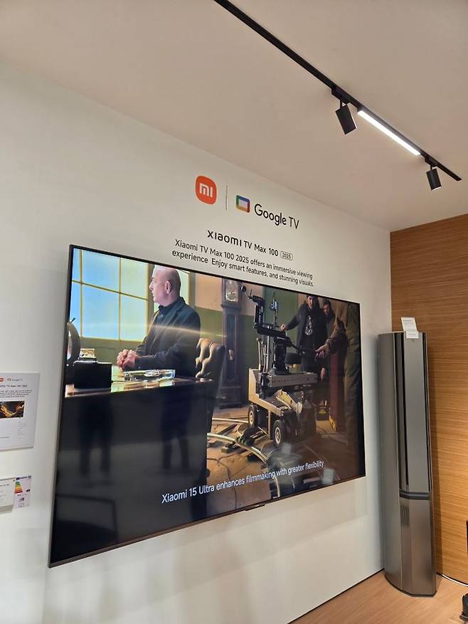 지난 3일(현지시간)부터 6일까지 스페인 바르셀로나에서 열린 MWC 2025 전시장에 위치한 샤오미 부스. 구글 TV를 탑재한 샤오미 TV. ⓒ임채현 기자