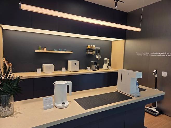 지난 3일(현지시간)부터 6일까지 스페인 바르셀로나에서 열린 MWC 2025 전시장에 위치한 샤오미 부스. 주방 가전을 나열한 모습. 이는 샤오미 스마트폰으로 모두 제어 가능하다. ⓒ임채현 기자