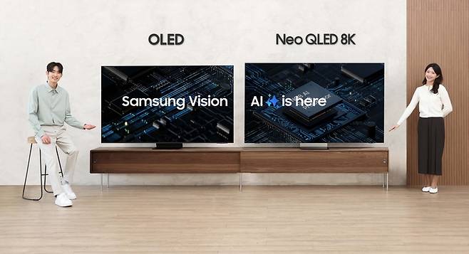 삼성전자 2025년형 AI TV 신제품 'Neo QLED 8K(85QNF990)'와 'OLED(83SF95)'