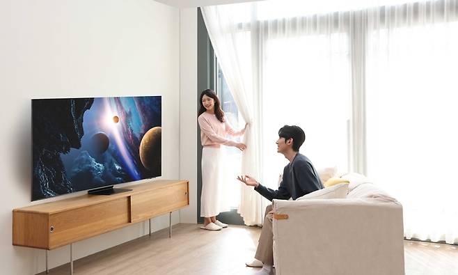 삼성전자 모델이 '눈부심 방지(Glare Free)' 기술이 적용된 2025년형 AI TV 신제품 'OLED(83SF95)'를 시청하고 있다.
