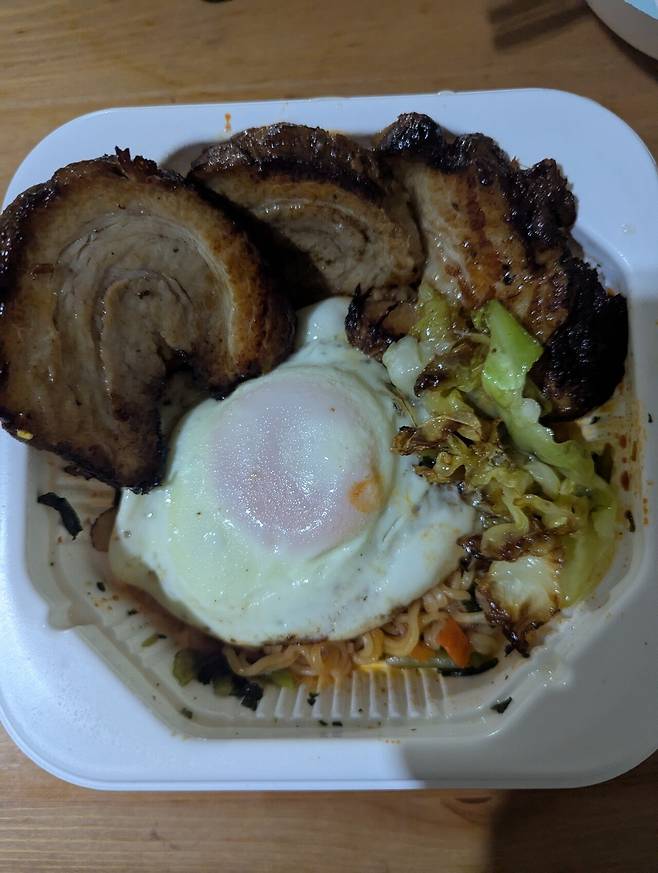 PXL_20250310_172306827.jpg 해외판 신라면 볶음 컵라면 후기