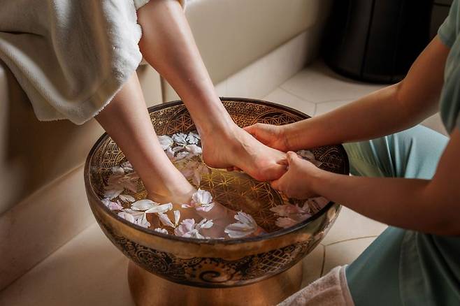 제주 드림타워 복합리조트 내 그랜드 하얏트 제주의 '로즈베이 스파' 풋 트리트먼트. 롯데관광개발 제공